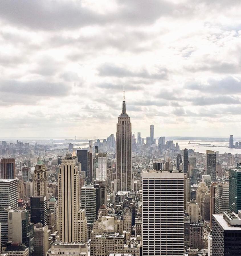 1- Nueva York. En la ciudad que nunca duerme residen 92 multimillonarios cuya riqueza acumula en conjunto 424.000 millones de dólares. El más rico es Michael Bloomberg, exalcalde y fundador de la compañía financiera Bloomberg LP, con una fortuna de más de 48.000 millones.