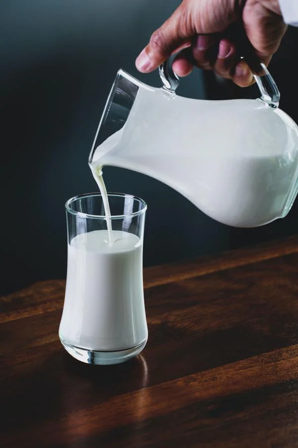 Leche. Al igual que el queso, la <a href="https://www.abc.es/bienestar/alimentacion/abci-adelgazar-ayuda-perder-peso-cambiar-leche-entera-leche-desnatada-202001210340_noticia.html">leche</a> es fuente de calcio, importante para cuidar nuestra dentadura. La leche en polvo es la que más calcio tiene: 1050 miligramos por cada 100 según la Bedca. La leche condensada cuenta con 330 miligramos. La leche de vaca entera cuenta con 124 miligramos. Las leches vegetales también son ricas en ello. La de almendra, por ejemplo, tiene 197 miligramos.