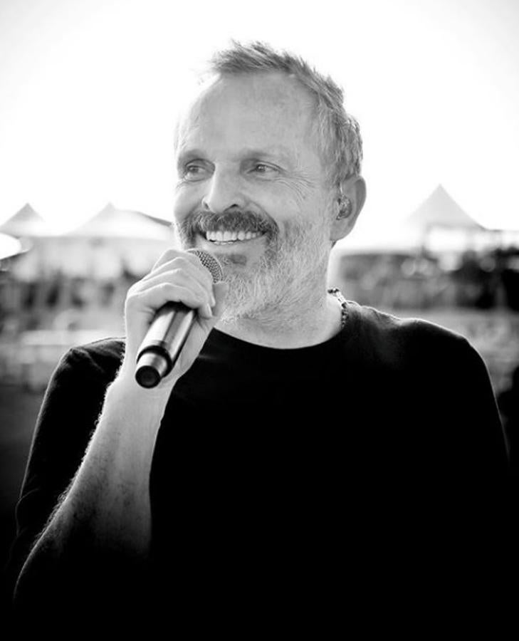 Miguel Bosé. El cantante se unió al grupo de celebridades «indignados» con la acción del Gobierno de España frente a la pandemia. «El dolor y la frustración que siento viendo esto y sabiendo todo lo que hay detrás, desde el sufrimiento de las familias hasta el esfuerzo solidario de los profesionales del orden público y hospitalario, me indigna de tal manera que lo único que deseo es ver el fin de tanto pesar. El gobierno del país no da la talla, pero eso ya lo sabíamos. Aquí en México el ataque apenas está empezando. Lo peor está aún por llegar. Estoy con todos y cada uno de vosotros. Fuerza y aguante. Os quiero», escribió a través de su perfil en Instagram junto a una imagen de la Gran Vía de Madrid completamente vacía