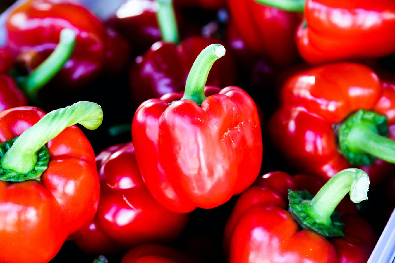 Pimiento rojo. La falta de vitamina C puede derivar en una falta de colágeno, lo cual puede terminar en osteopororis, gran enemiga de nuestra dentadura. Podemos reforzar el consumo de vitamina C con el pimiento rojo, ya que según la Bedca, de cada 100 gramos, 152 miligramos son de esta vitamina.