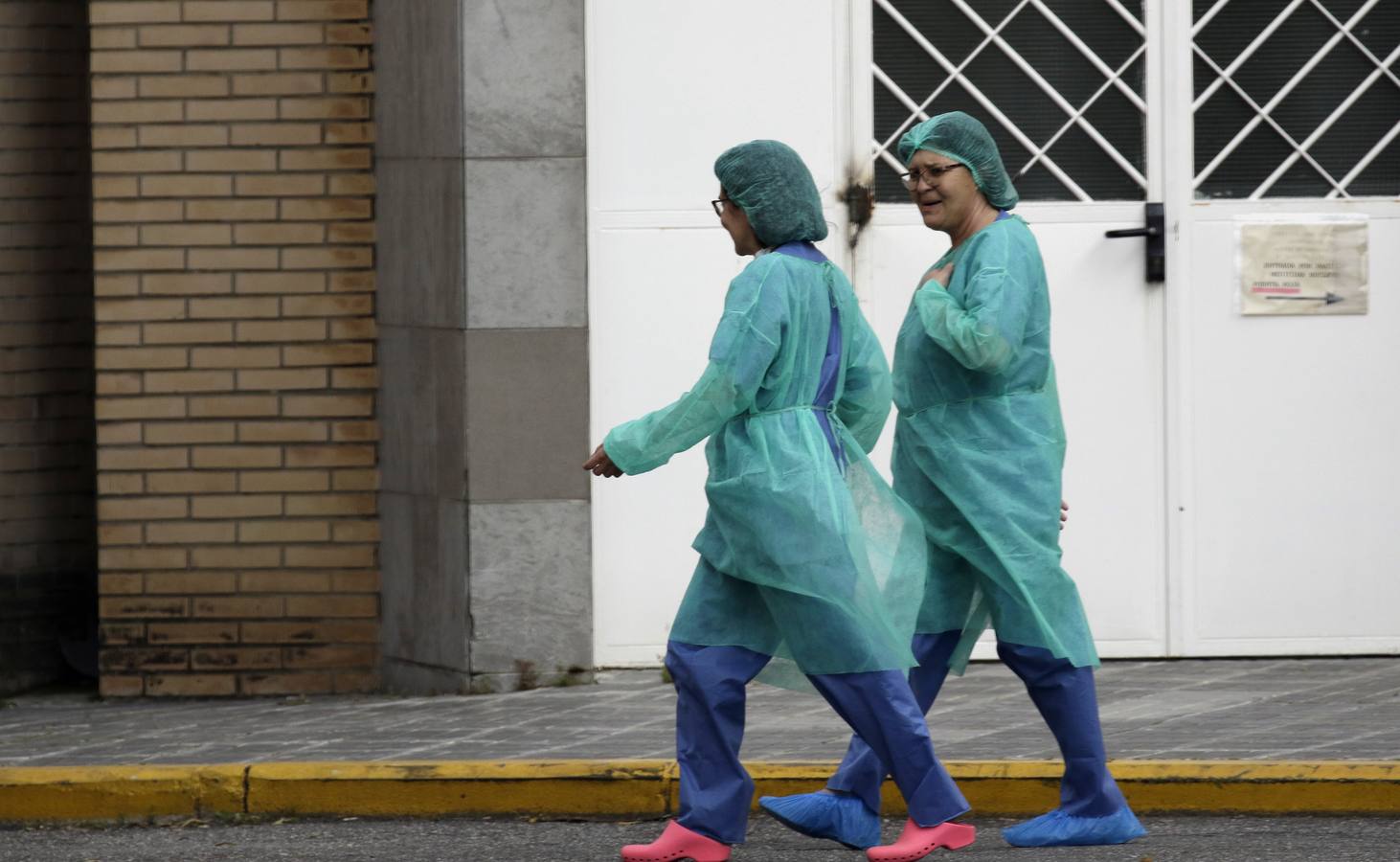 Crisis del coronavirus: Aplauso colectivo en el Virgen del Rocío