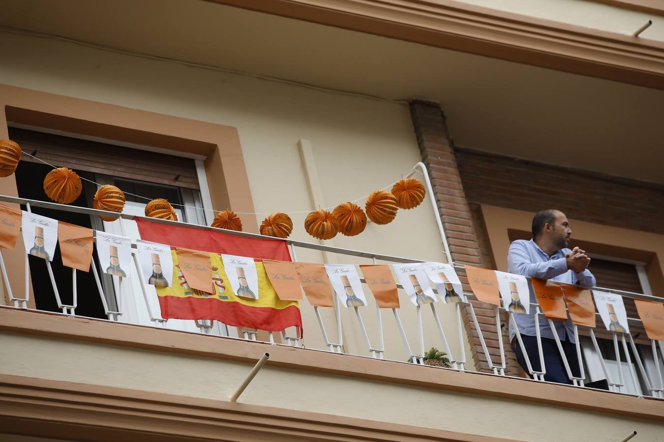 Efectos del coronavirus en Sevilla: la Feria de Abril en los balcones