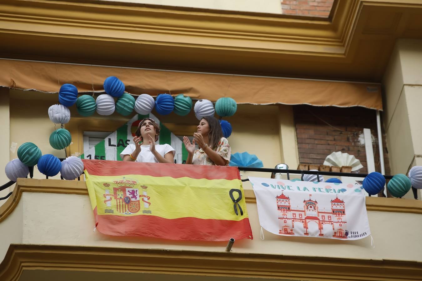 Efectos del coronavirus en Sevilla: la Feria de Abril en los balcones