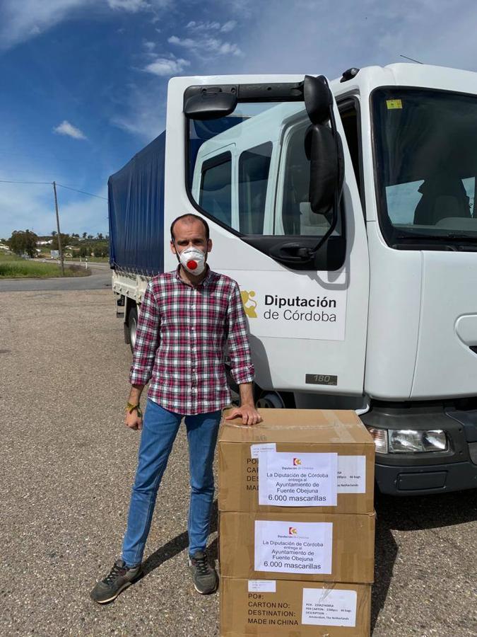 El reparto de mascarillas de la Diputación de Córdoba en los pueblos, en imágenes