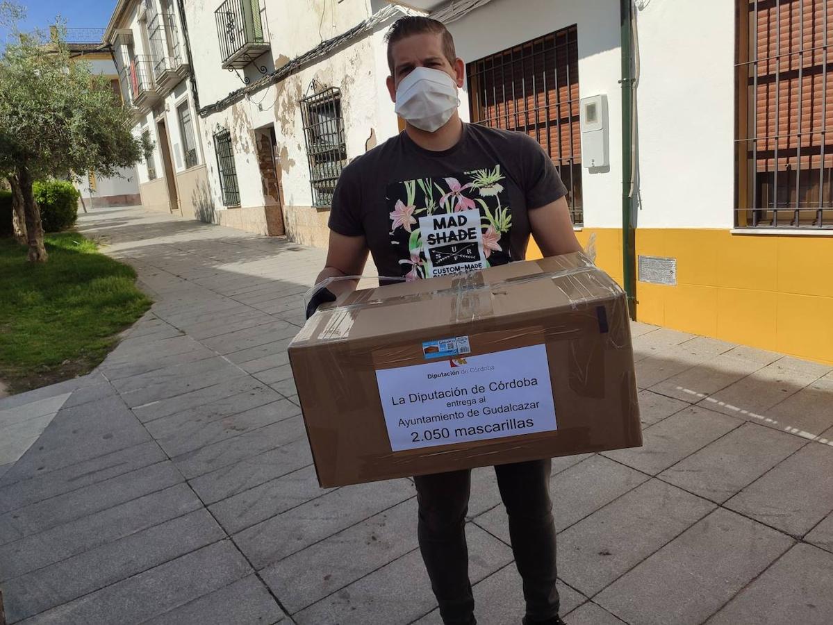 El reparto de mascarillas de la Diputación de Córdoba en los pueblos, en imágenes