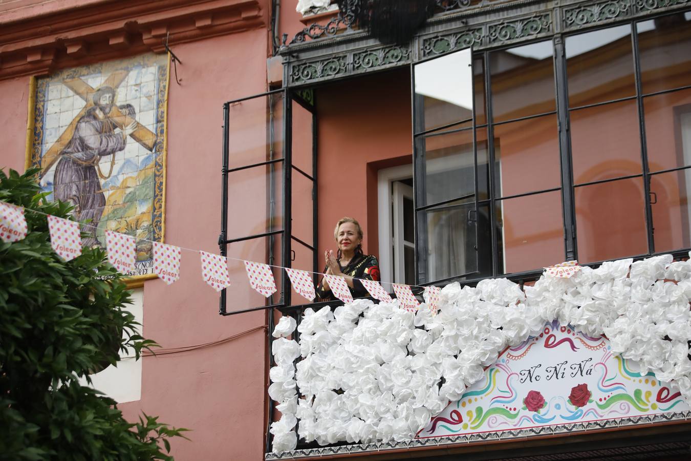 Ambiente de Feria y «pescaíto» en los balcones de Sevilla