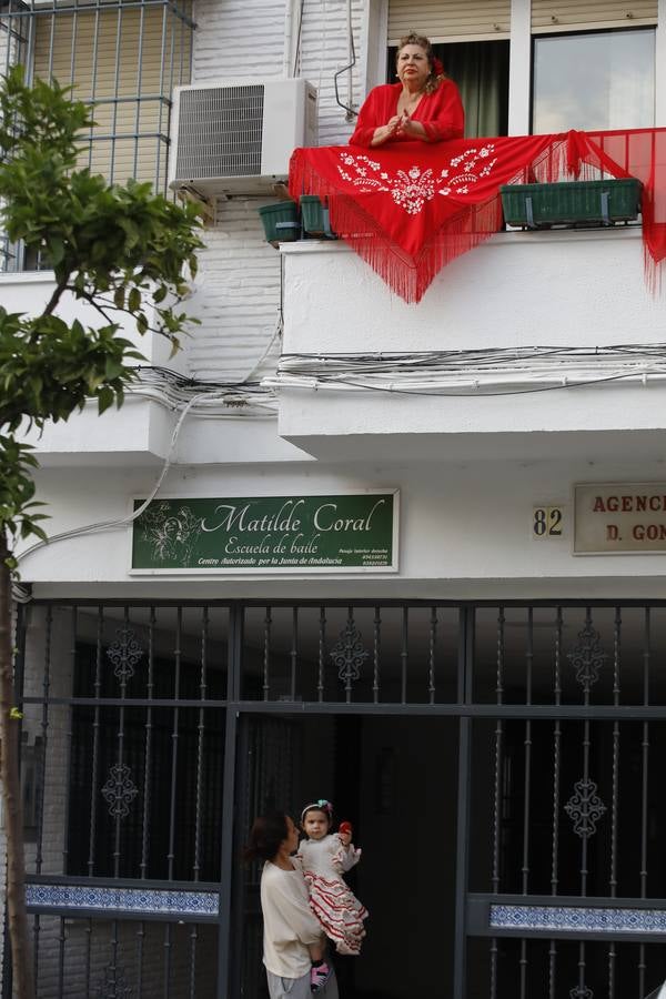 Ambiente de Feria y «pescaíto» en los balcones de Sevilla