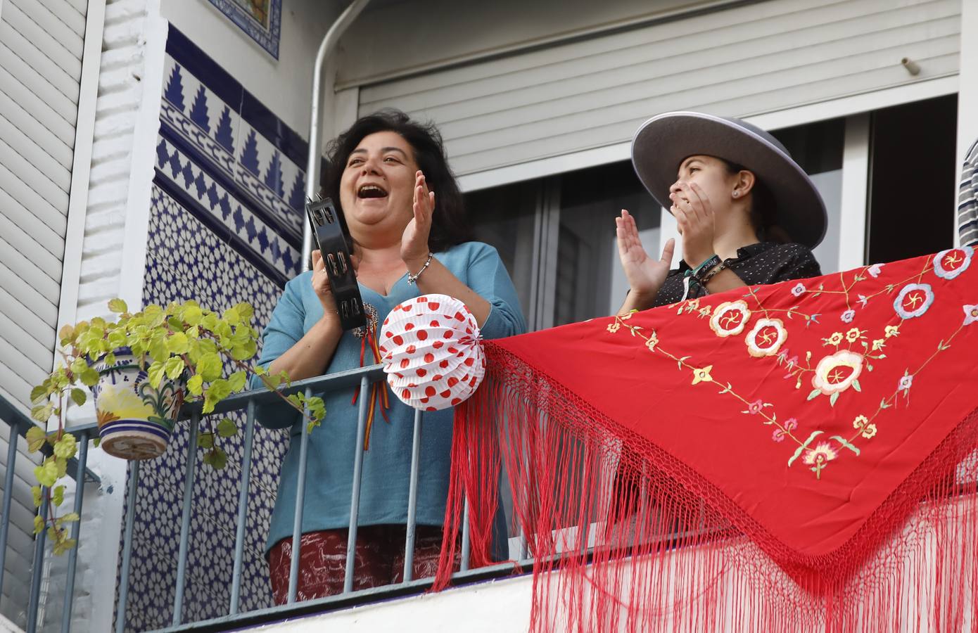 Ambiente de Feria y «pescaíto» en los balcones de Sevilla