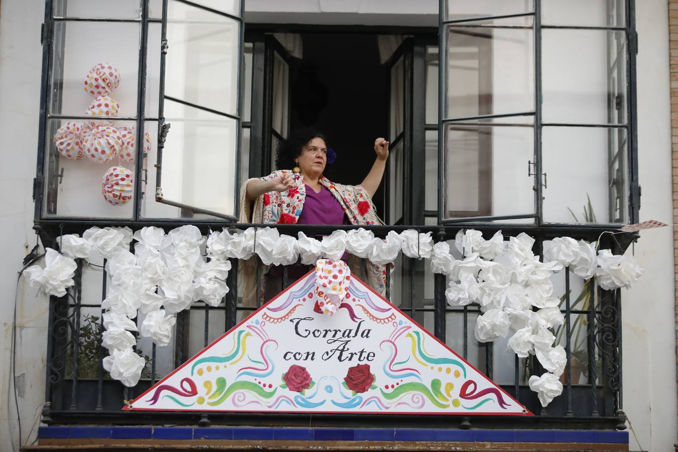 Ambiente de Feria y «pescaíto» en los balcones de Sevilla