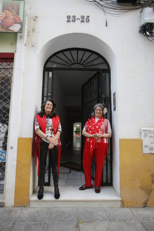 Ambiente de Feria y «pescaíto» en los balcones de Sevilla