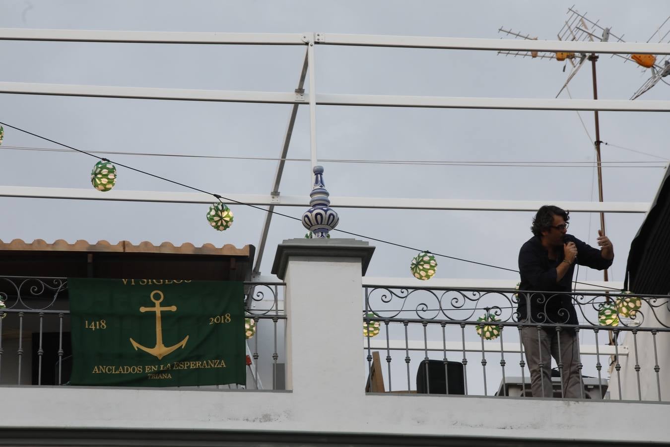 Ambiente de Feria y «pescaíto» en los balcones de Sevilla