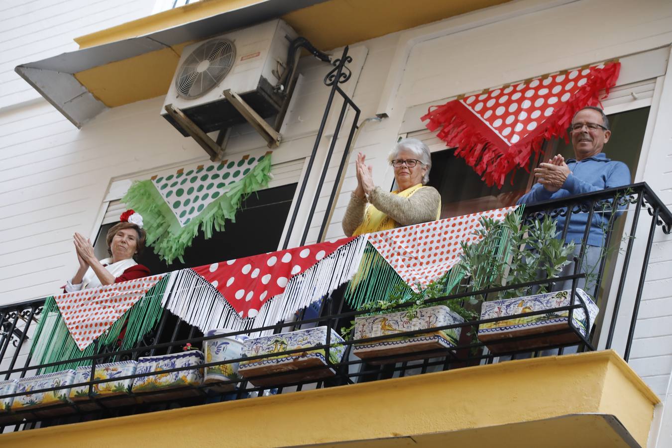 Ambiente de Feria y «pescaíto» en los balcones de Sevilla