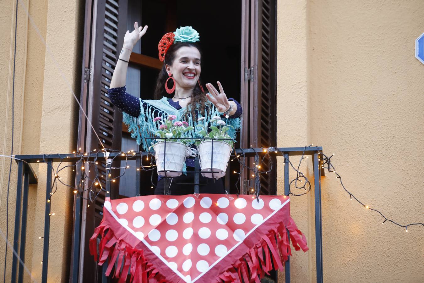 Ambiente de Feria y «pescaíto» en los balcones de Sevilla