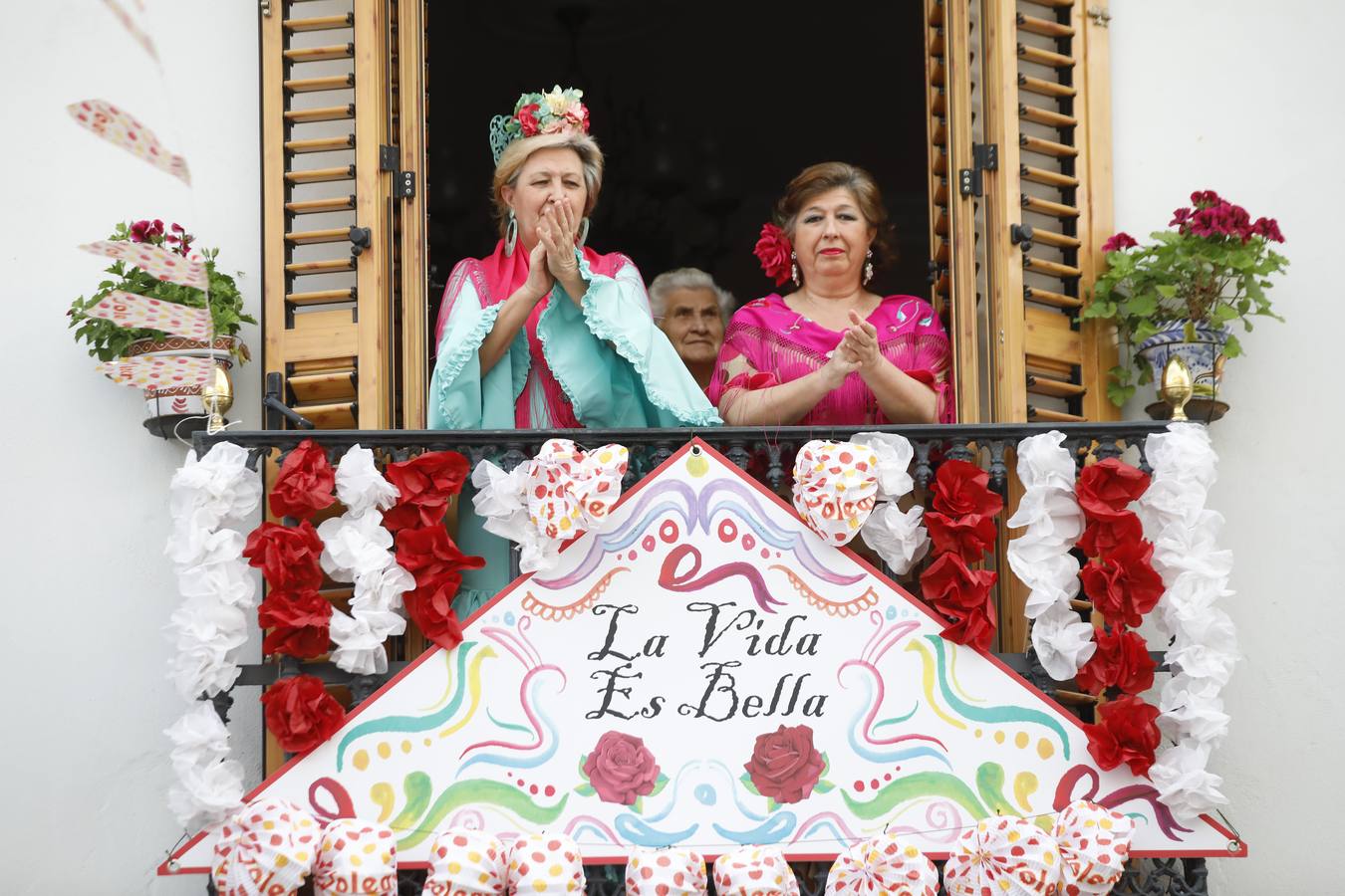 Ambiente de Feria y «pescaíto» en los balcones de Sevilla