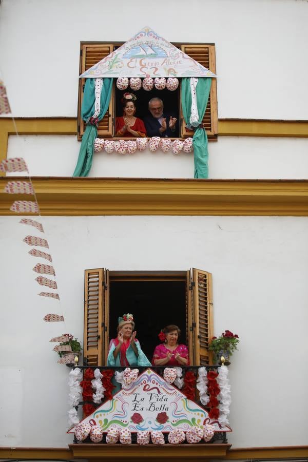 Ambiente de Feria y «pescaíto» en los balcones de Sevilla