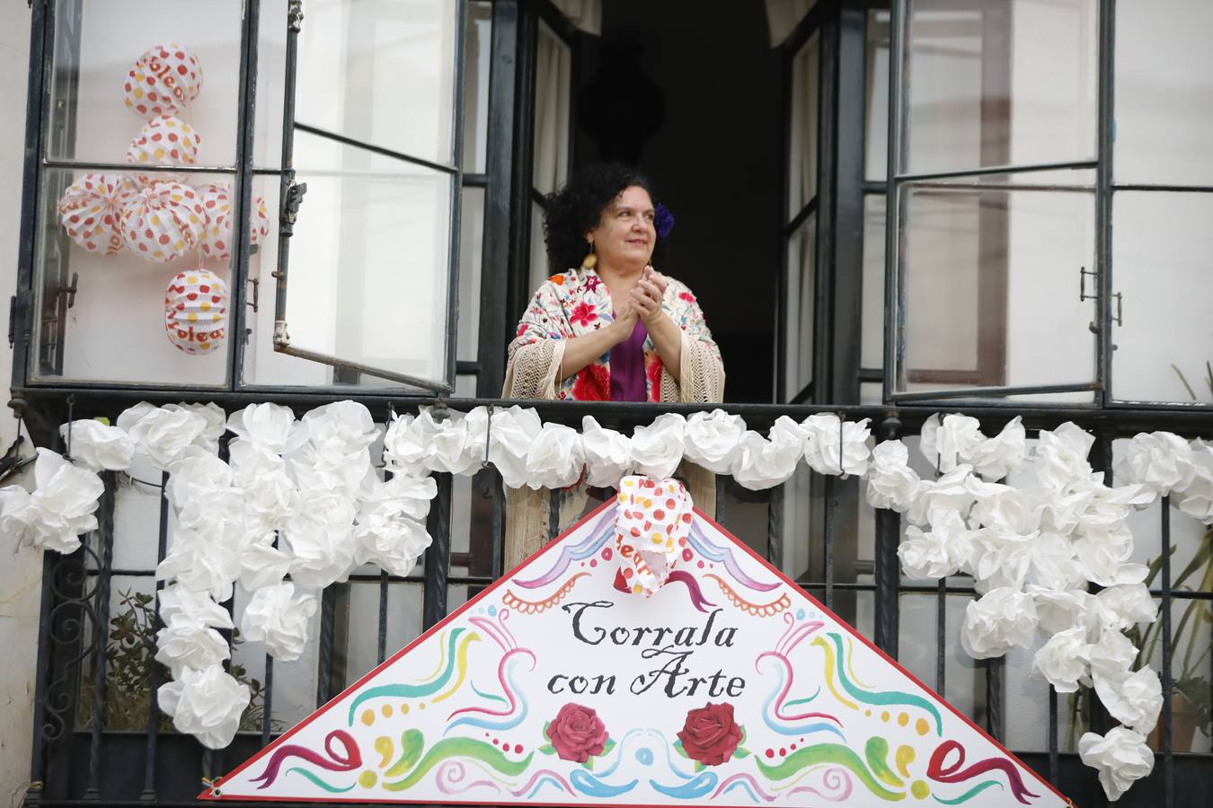 Ambiente de Feria y «pescaíto» en los balcones de Sevilla