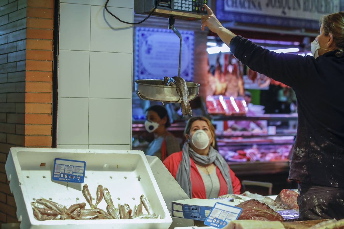 La Policía Local acude al Mercado de Triana ante la concentración de público