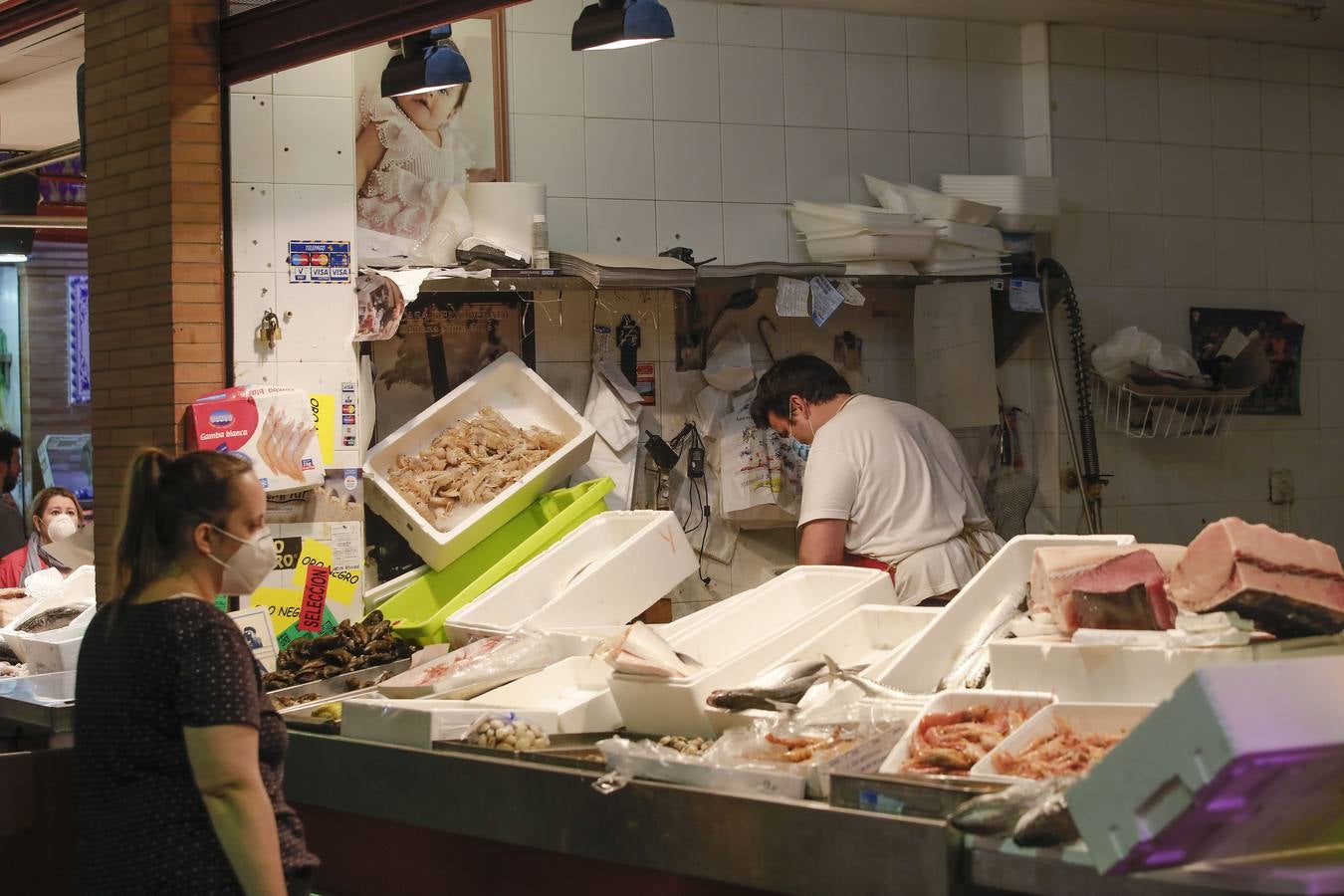 La Policía Local acude al Mercado de Triana ante la concentración de público