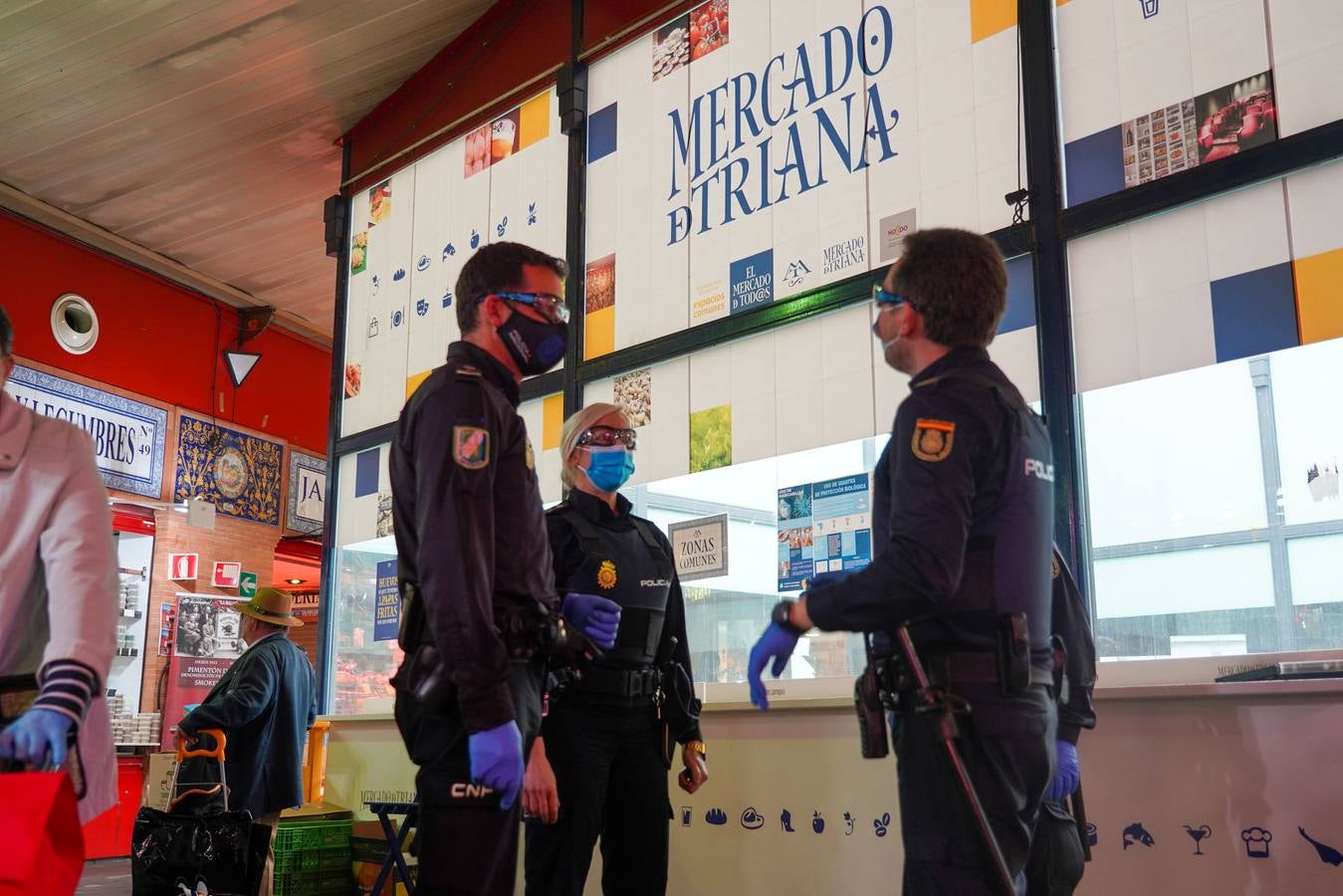 La Policía Local acude al Mercado de Triana ante la concentración de público