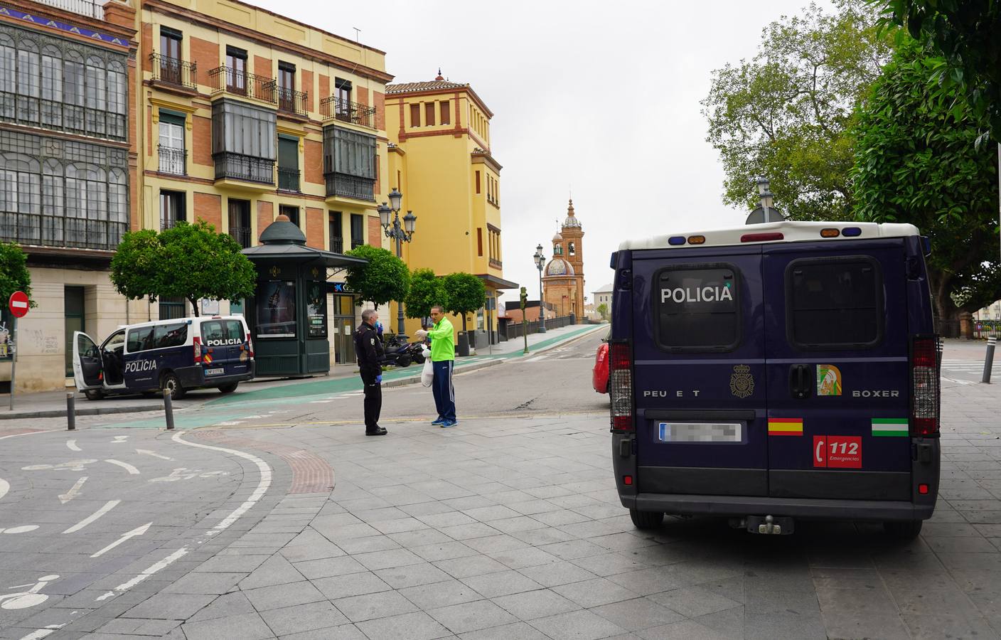 La Policía Local acude al Mercado de Triana ante la concentración de público