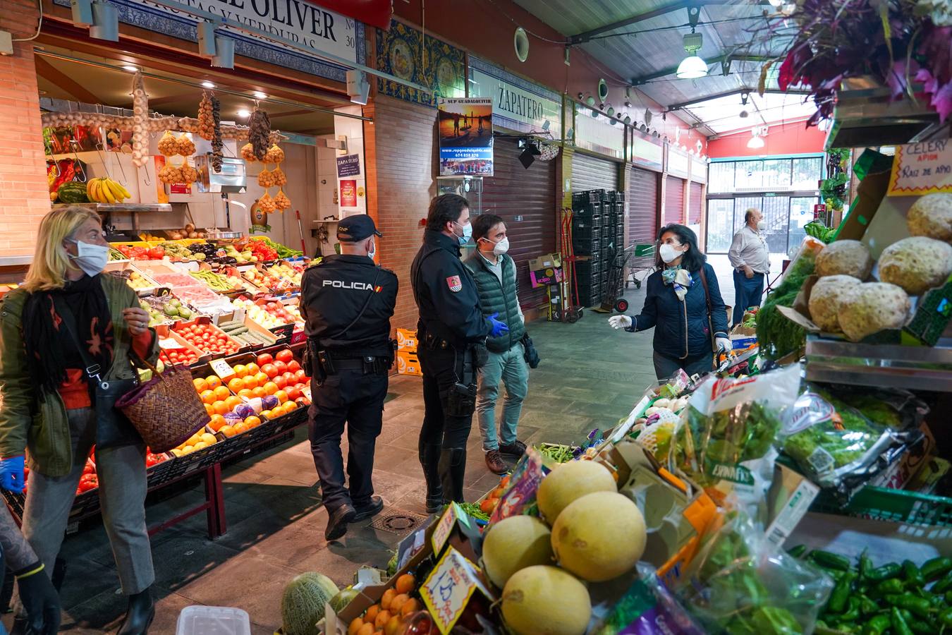 La Policía Local acude al Mercado de Triana ante la concentración de público