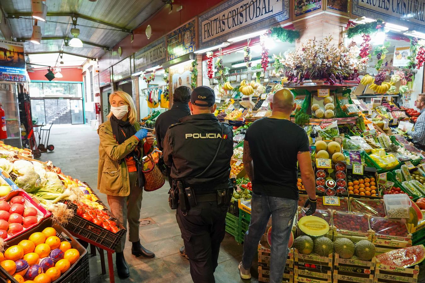 La Policía Local acude al Mercado de Triana ante la concentración de público