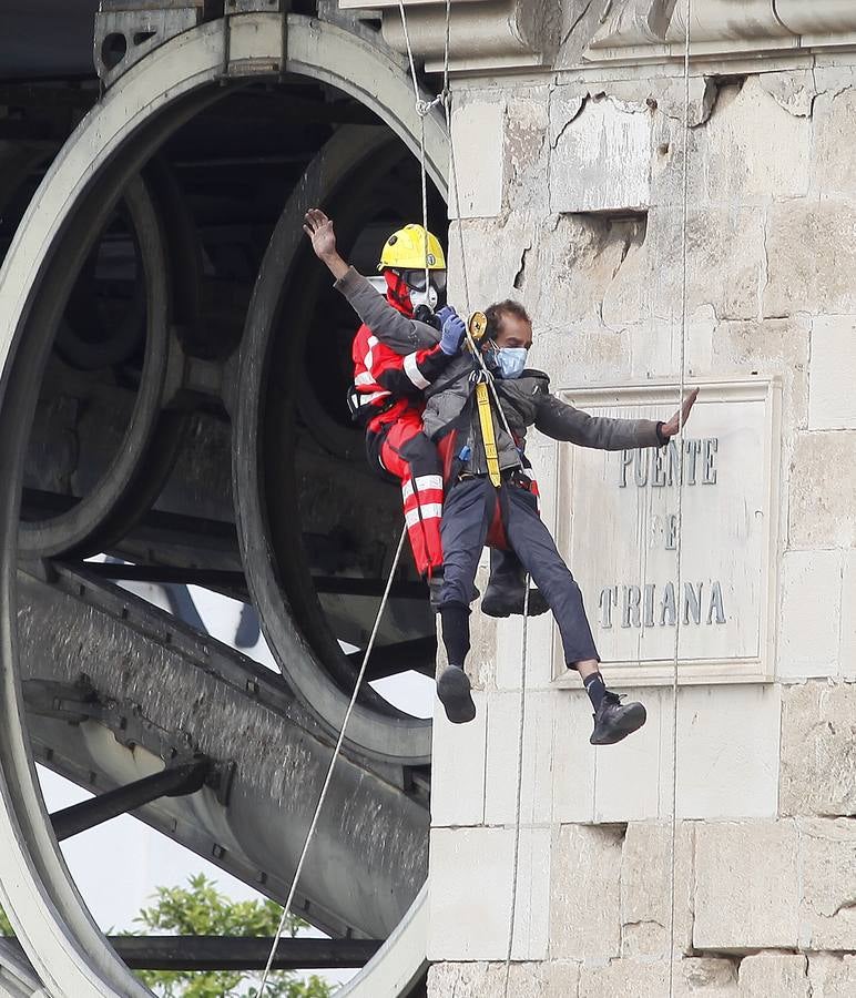 Los bomberos rescatan a un hombre en el puente de Triana