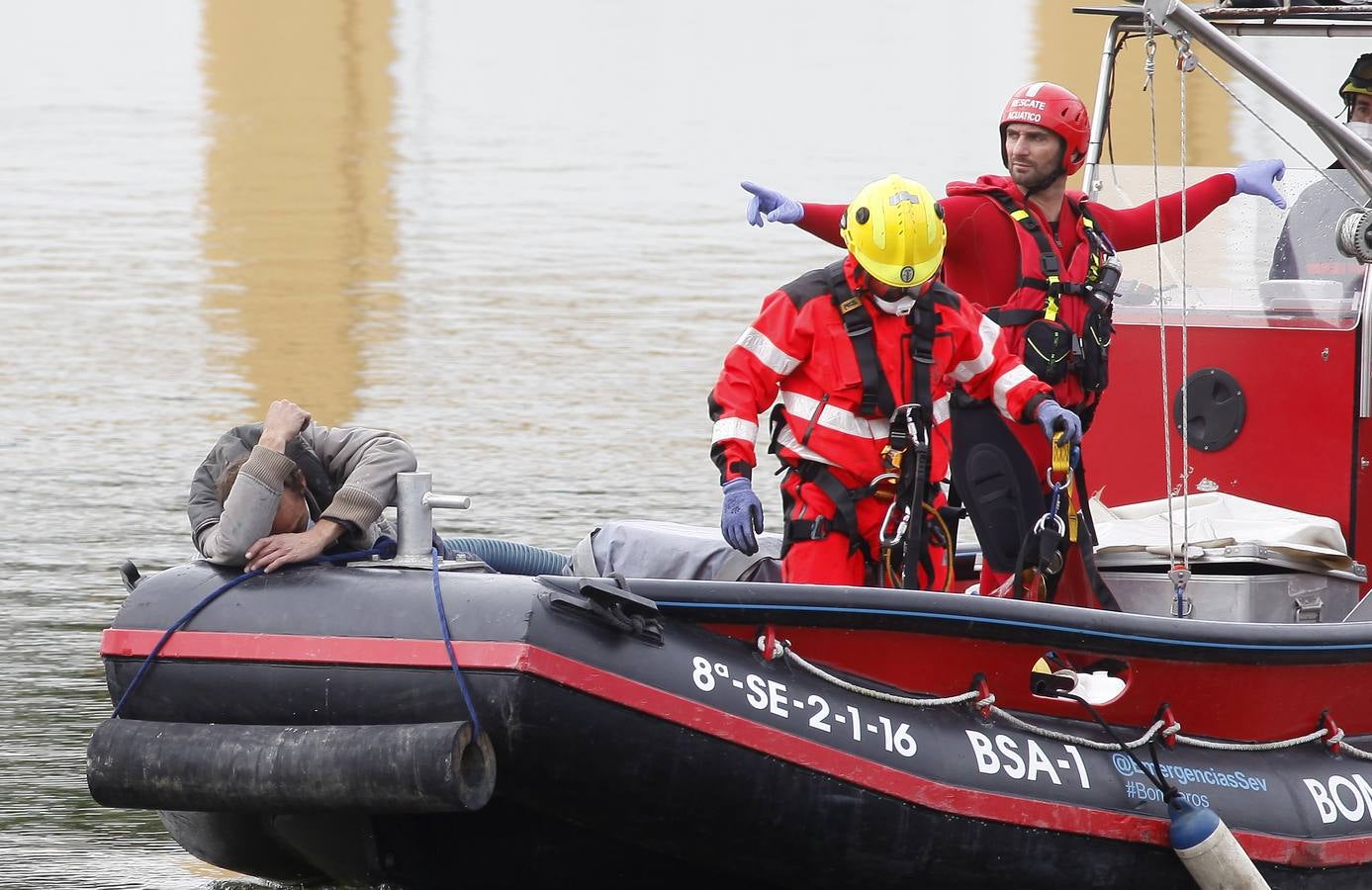 Los bomberos rescatan a un hombre en el puente de Triana