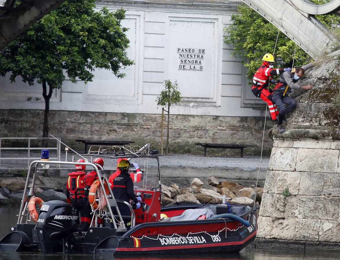 Los Bomberos Rescatan A Un Hombre En El Puente De Triana