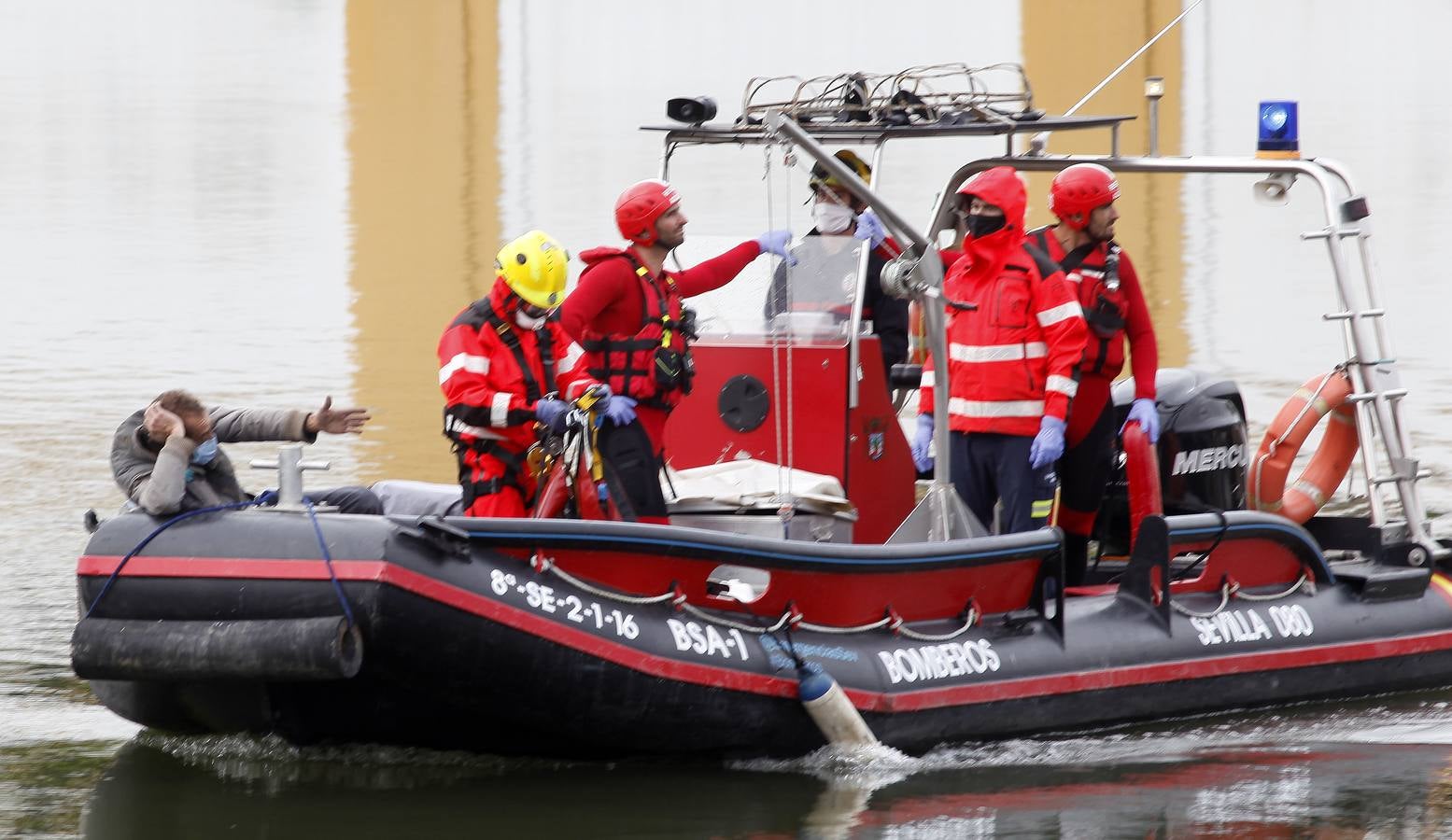 Los bomberos rescatan a un hombre en el puente de Triana