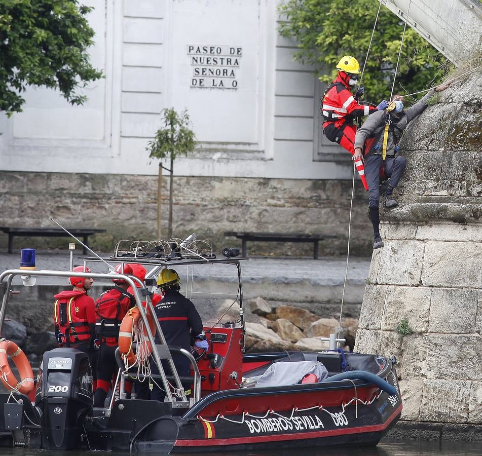 Los bomberos rescatan a un hombre en el puente de Triana