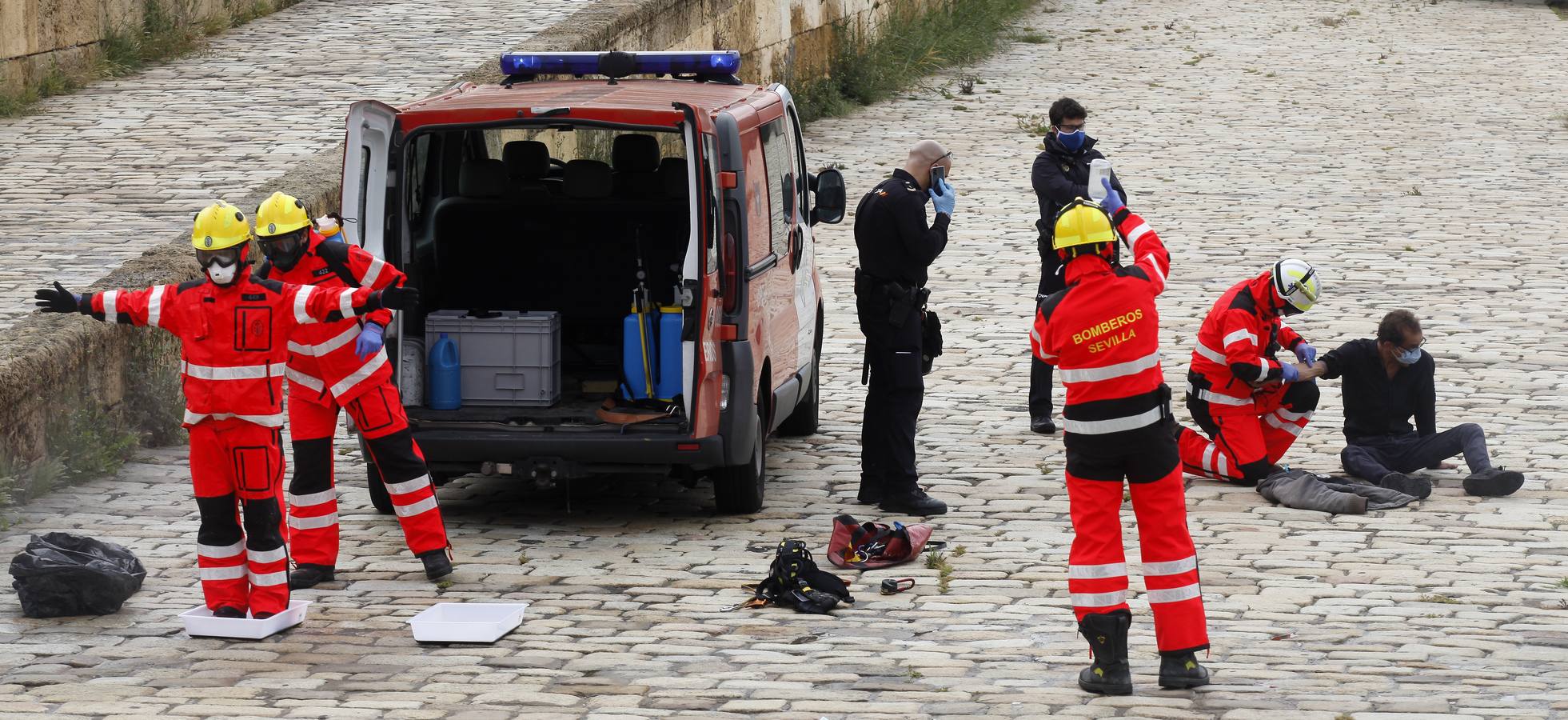 Los bomberos rescatan a un hombre en el puente de Triana