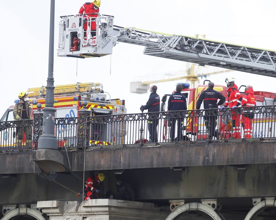 Los bomberos rescatan a un hombre en el puente de Triana