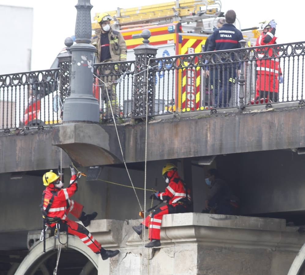 Los bomberos rescatan a un hombre en el puente de Triana