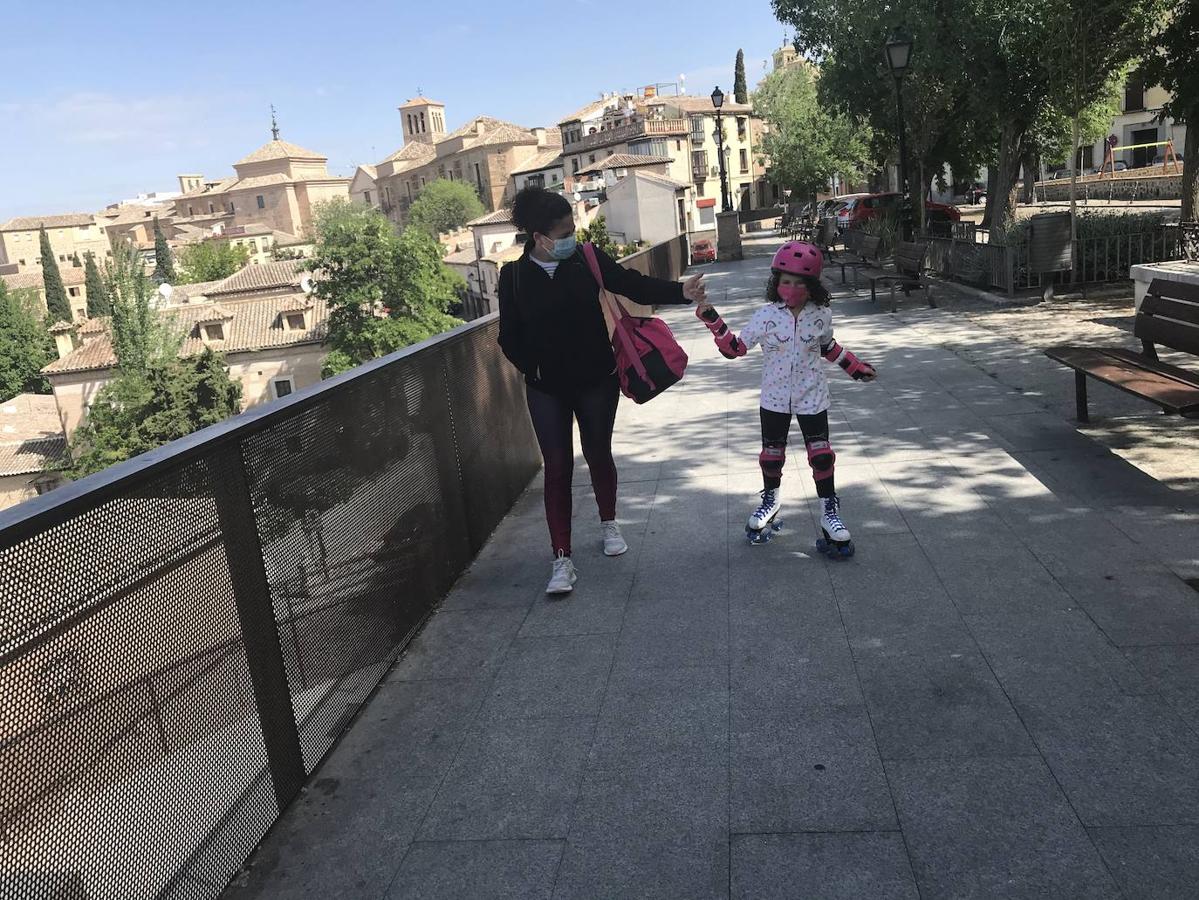 Vanesa, de 6 años, patina entusiasmada por el paseo de San Cristóbal  junto a su madre. 