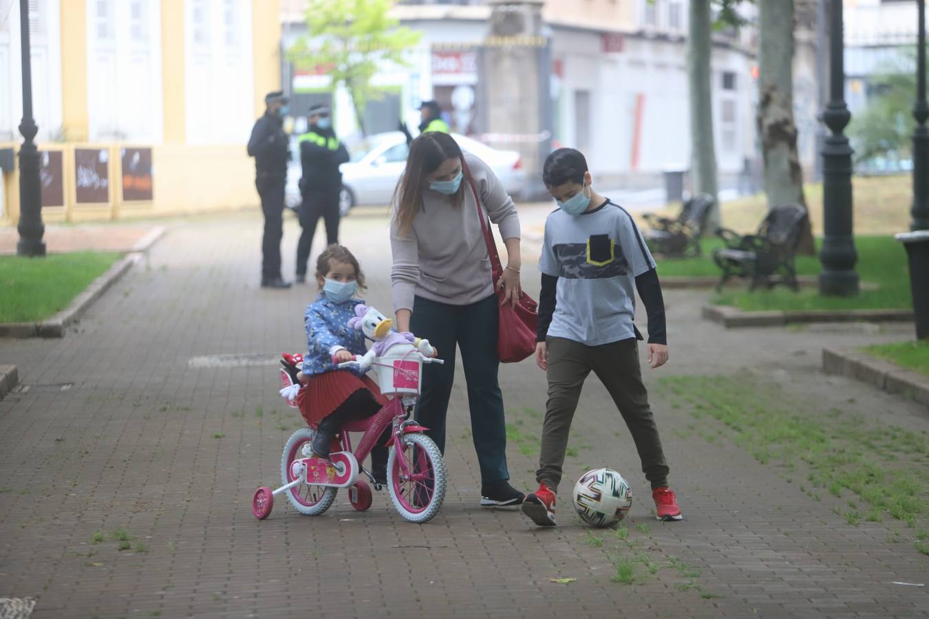 En imágenes, la primera salida de los niños a la calle en Córdoba (II)