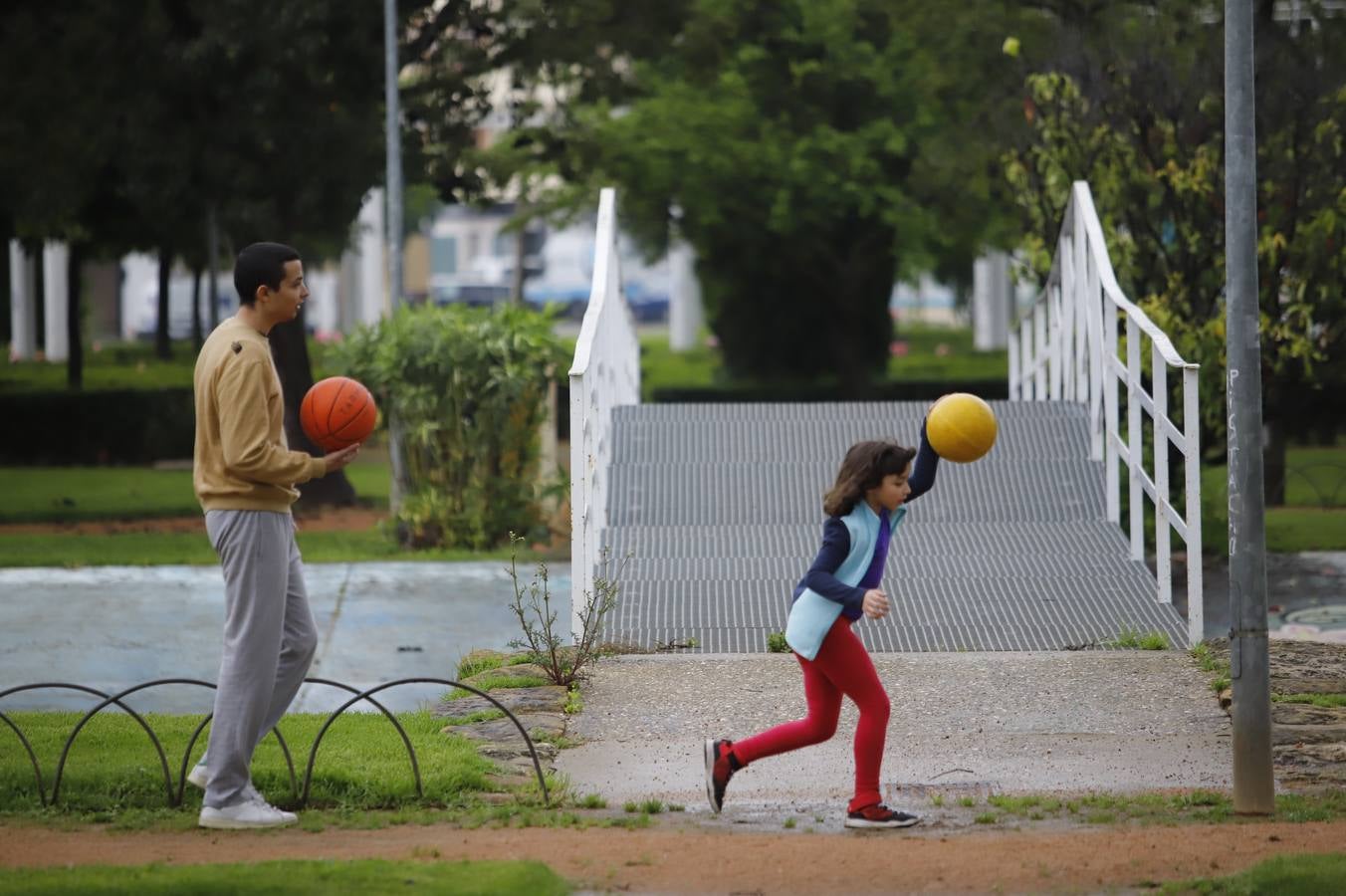 En imágenes, la primera salida de los niños a la calle en Córdoba (I)