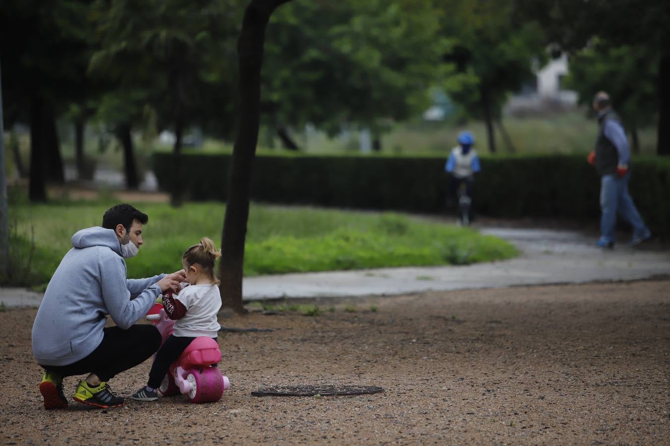 En imágenes, la primera salida de los niños a la calle en Córdoba (I)