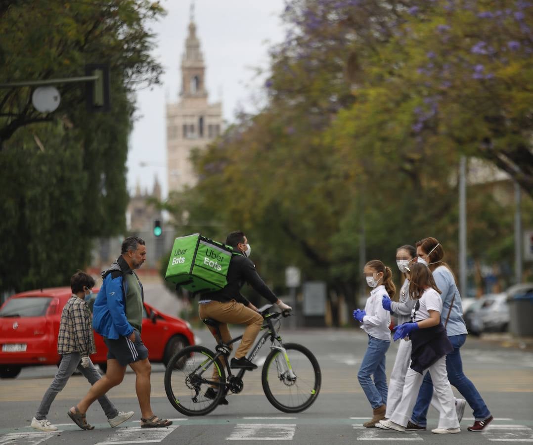 Los primeros paseos de los niños sevillanos tras más de cuarenta días en casa por el coronavirus