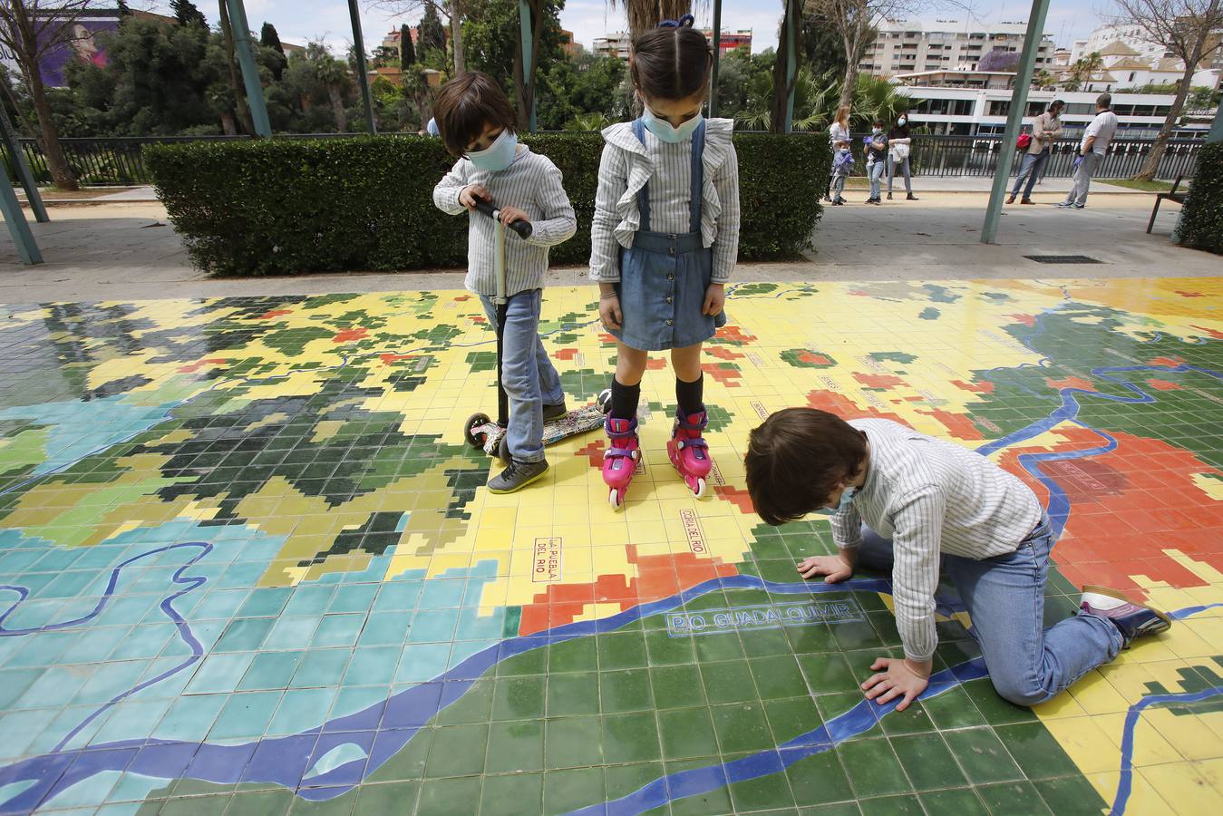 Los primeros paseos de los niños sevillanos tras más de cuarenta días en casa por el coronavirus