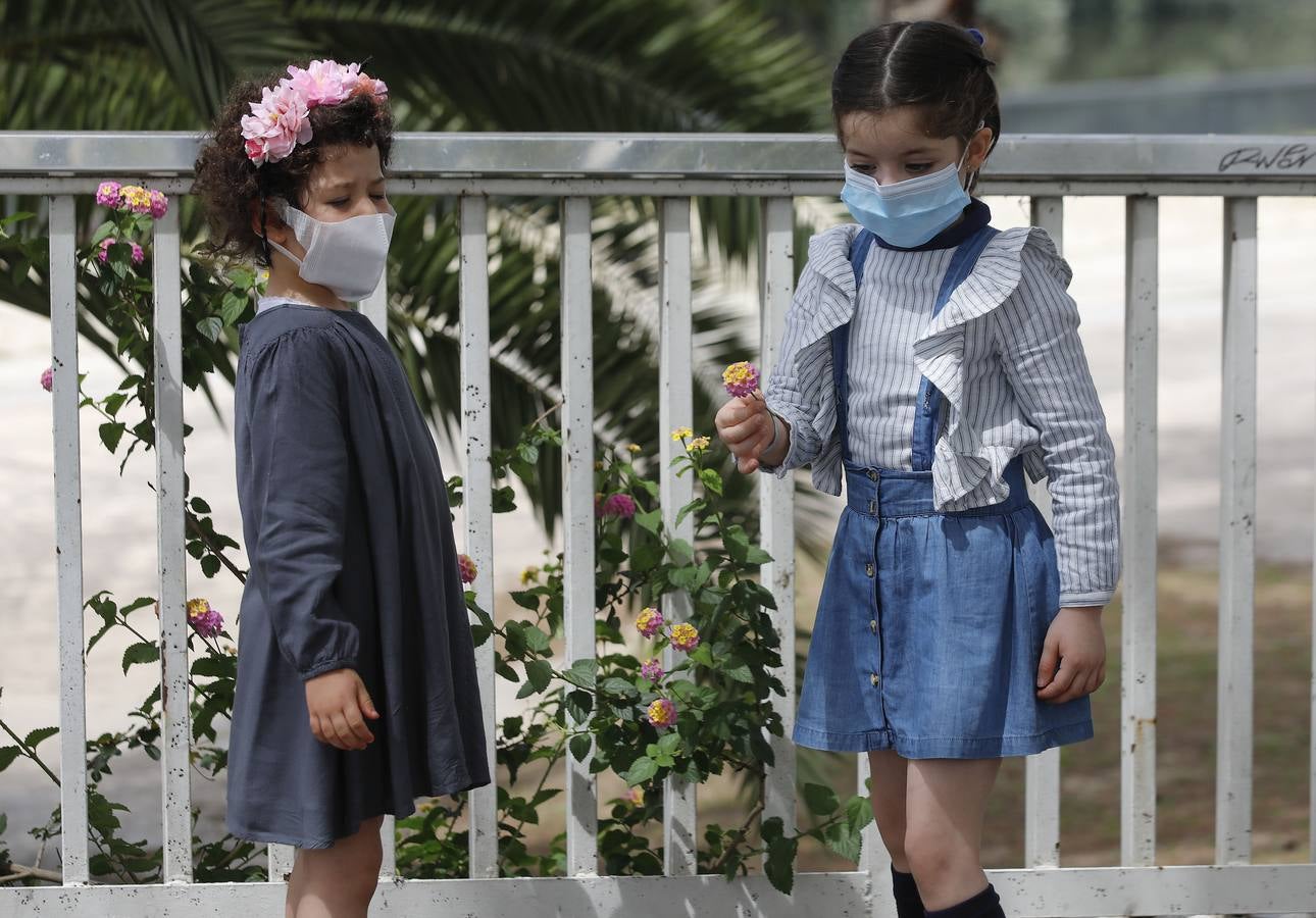 Los primeros paseos de los niños sevillanos tras más de cuarenta días en casa por el coronavirus