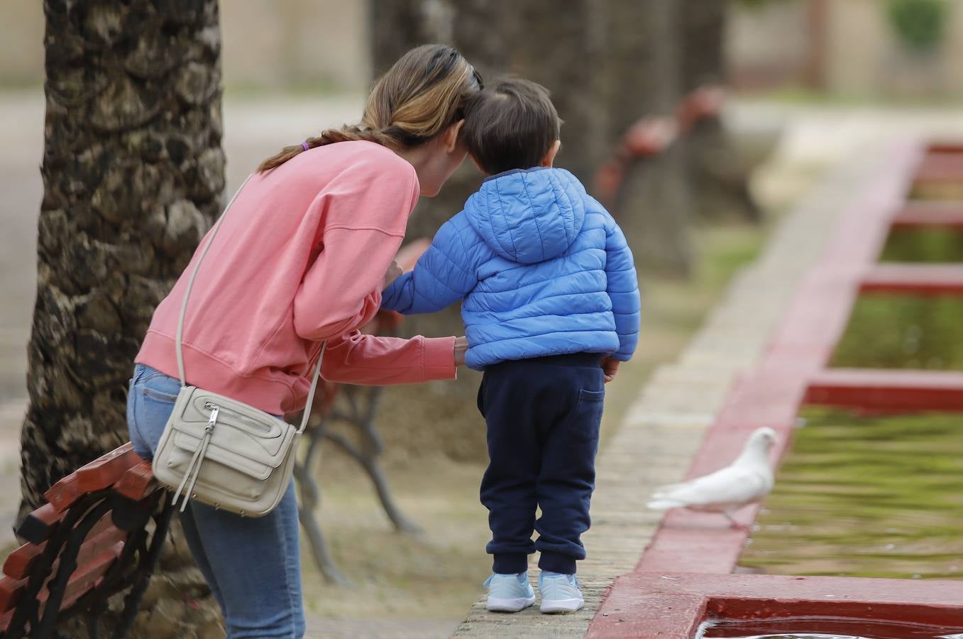 Los primeros paseos de los niños sevillanos tras más de cuarenta días en casa por el coronavirus