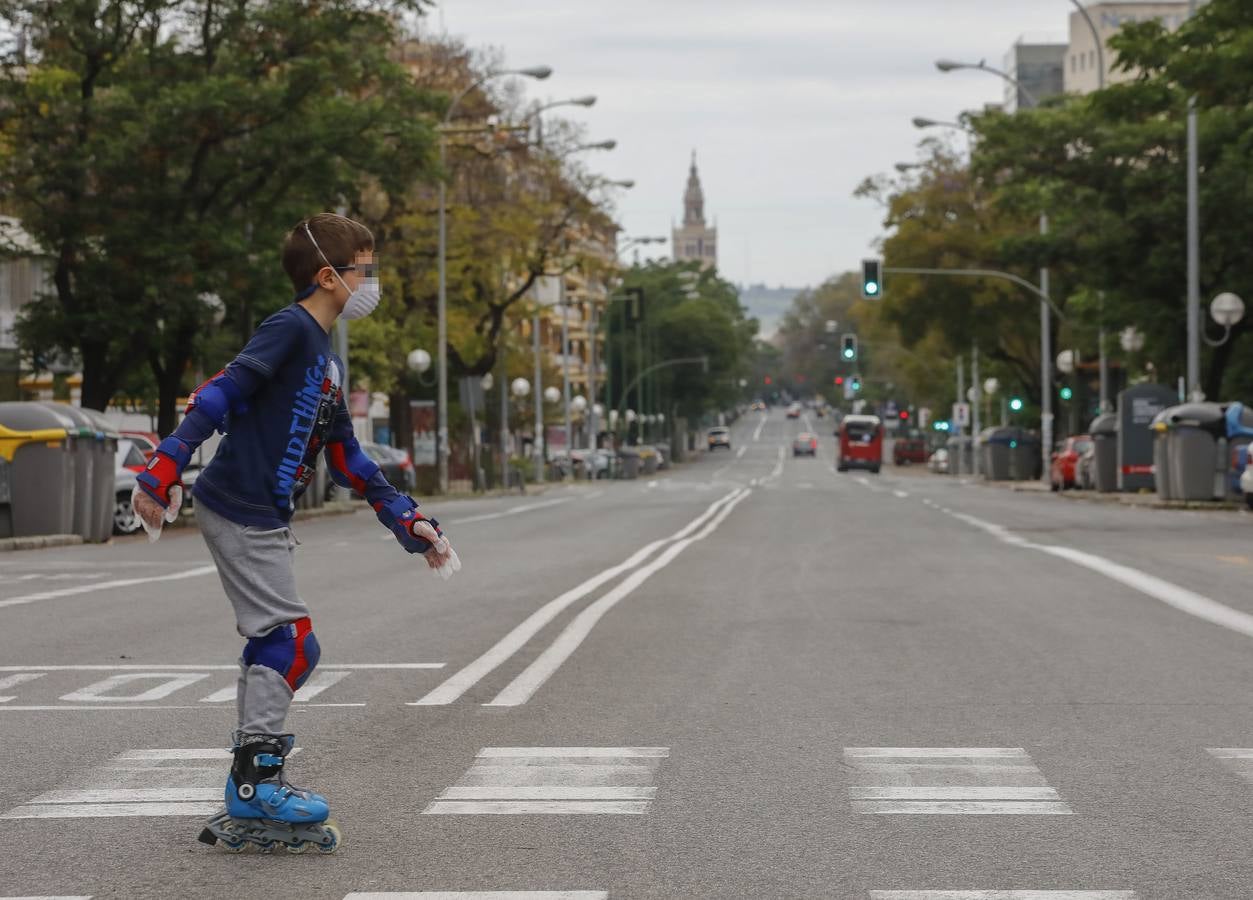 Los primeros paseos de los niños sevillanos tras más de cuarenta días en casa por el coronavirus