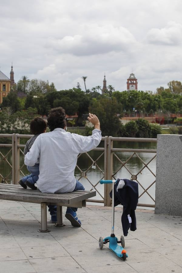 Los primeros paseos de los niños sevillanos tras más de cuarenta días en casa por el coronavirus