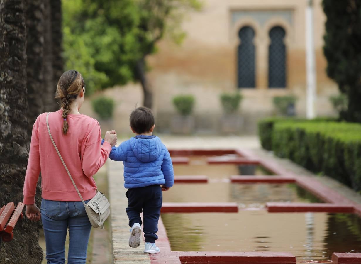 Los primeros paseos de los niños sevillanos tras más de cuarenta días en casa por el coronavirus