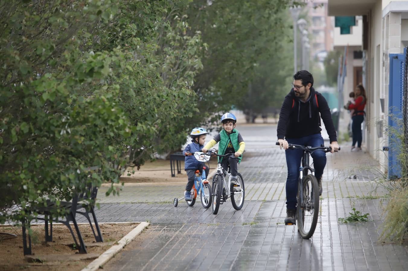 En imágenes, la primera salida de los niños a la calle en Córdoba (I)