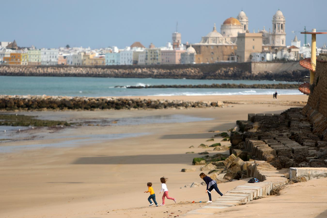 FOTOS: Los niños vuelven a disfrutar de las playas y los parques de Cádiz