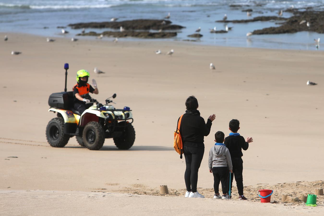 FOTOS: Los niños vuelven a disfrutar de las playas y los parques de Cádiz