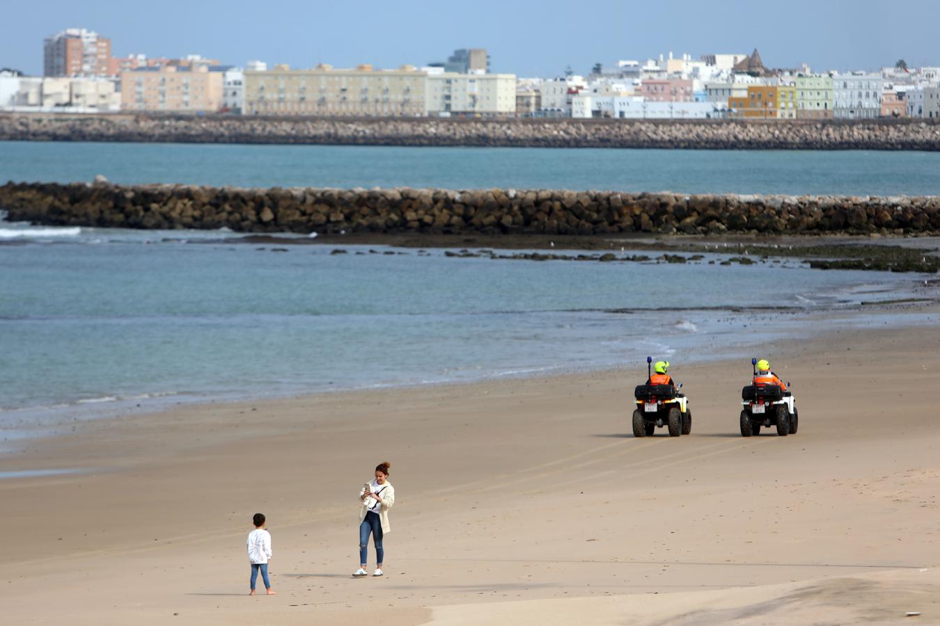 FOTOS: Los niños vuelven a disfrutar de las playas y los parques de Cádiz