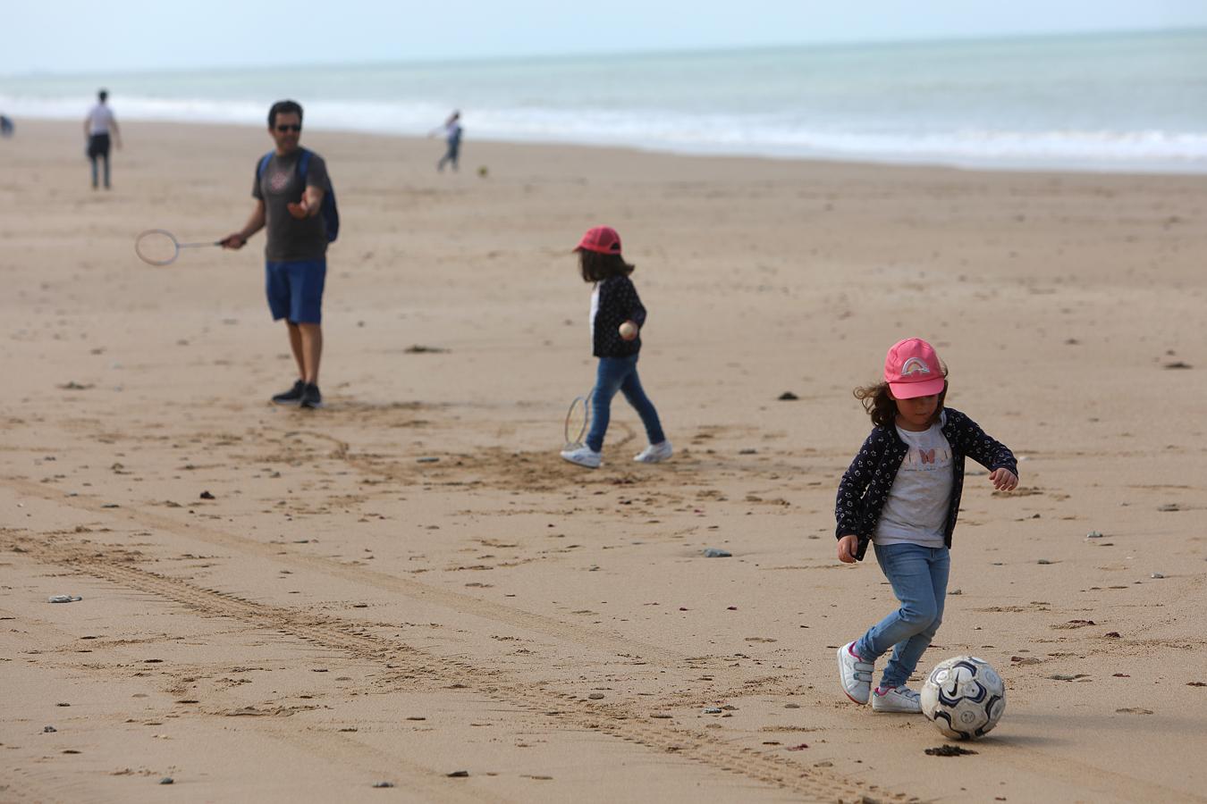 FOTOS: Los niños vuelven a disfrutar de las playas y los parques de Cádiz